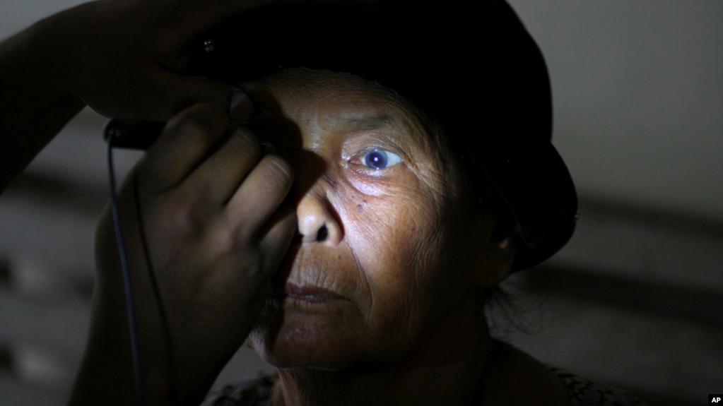 Hình minh họa - Một bệnh nhân được kiểm tra mắt trước khi phẫu thuật cườm khô (mổ cataract). 