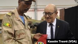 Le colonel Rhissa, coordonateur du Mécanisme opérationnel de coordination (MOC), avec le ministre français Jean-Yves Le Drian (archive). (VOA/Kassim Traoré)