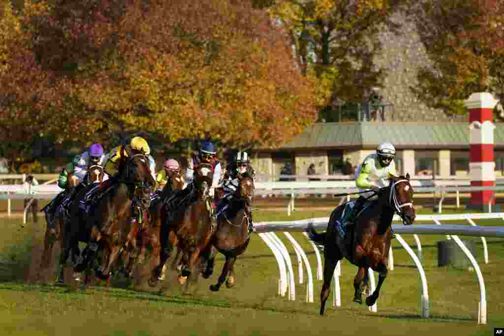 Aunt Pearl, right, ridden by Florent Geroux, leads the field around the first turn on the way to winning the Breeders&#39; Cup Juvenile Fillies Turf horse race at Keeneland Race Course, Friday, Nov. 6, 2020, in Lexington, Ky. (AP Photo/Mark Humphrey)
