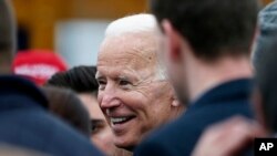 El exvicepresidente de EE.UU. Joe Biden, habla con funcionarios luego de participar en un evento en apoyo a trabajadores en huelga de Stop & Shop, en Boston, Massachusetts. Abril 18 de 2019.