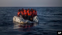 La Agencia de Naciones Unidas para los Refugiados (ACNUR) informó recientemente que más de 300.000 personas han cruzado el Mediterráneo.