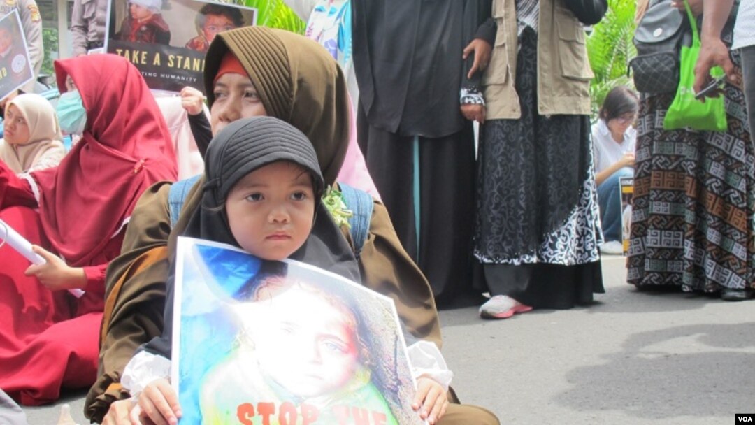 Para peserta aksi 'GerakanKemanusiaan 212' di depan Kedutaan Besar Rusia di Jakarta hari Senin (19/12). (VOA/Fathiyah Wardah)