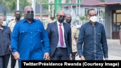 Président Paul Kagame (G) ya Rwanda na mokokani wa ye ya RDC Félix Tshisekedi (D) bazali kotala bisika biike volcan Nyiragongo esalaki mbeba na Rubavu, na Rwanda, 25 juin 2021. (Twitter/Présidence Rwanda)