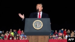 El presidente de EE.UU., Donald Trump, habla durante un mitin de campaña en el Aeropuerto Central Wisconsin en Mosinee, Wisconsin, el 24 de octubre de 2018.