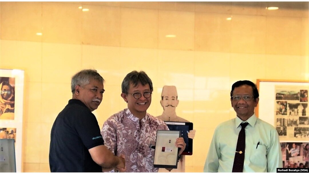 M Najib Azca (tengah) dan Mahfud MD (kanan) dalam pembukaan pameran "Masa Depan Islam di Indonesia" di Auditorium Gedung Yayasan Badan Wakaf Universitas Islam Indonesia (UII), Yogyakarta. Pameran berlangsung mulai 15 Juli - 15 Agustus, 2019. (Foto: Humas