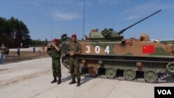 Arhiv - Ruski vojnici stoje ispred kineskih oklopnih borbenih vozila tokom vježbe u Rusiji.