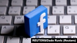 Fejsbuk, čiji je vlasnik Mark Zakerberg, za sada se nije oglašavao povodom navoda o podnošenju tužbe. (REUTERS/Dado Ruvic) 