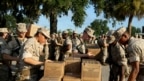 Des recrues de la marine américaine au Marine Des militaires se préparent à évacuer avant l’ouragan Florence à Parris Island, en Caroline du Sud, le 11 septembre 2018.