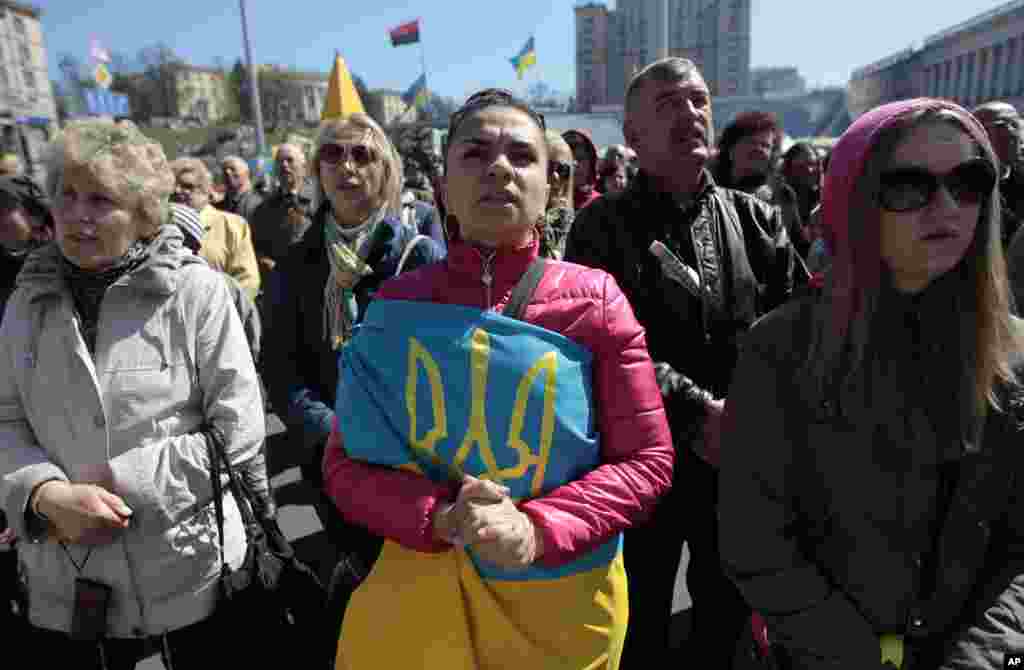 People shout slogans during a rally in the Independence Square in Kyiv, April 6, 2014.