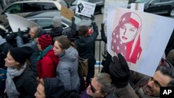Des manifestants se sont rassemblés à l'extérieur de l'aéroport JFK à New York, le 28 janvier 2017.