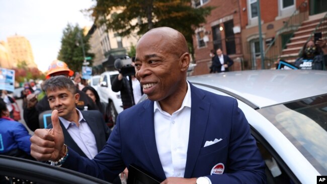 El candidato demócrata a alcalde de la ciudad de Nueva York, Eric Adams, reacciona después de votar en las elecciones a la alcaldía de la ciudad de Nueva York en Brooklyn, Nueva York, EE. UU., 2 de noviembre de 2021. REUTERS / Andrew Kelly