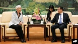 Chinese Vice Premier Li Keqiang, right, and International Monetary Fund (IMF), Managing Director Christine Lagarde, left, chat during their meeting at the Great Hall of the People in Beijing, China, Monday, March 24, 2014.