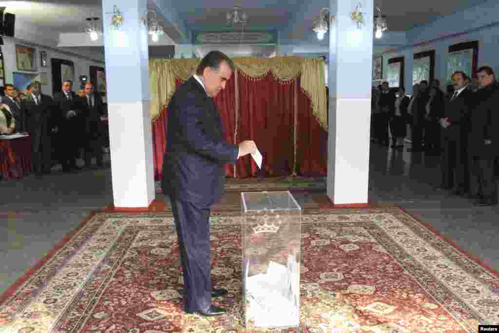 Tajikistan's President Imomali Rakhmon casts his ballot during the presidential election in Dushanbe, Nov. 6, 2013. (Press Service of Presidential Administration of Tajikistan)