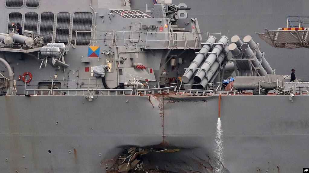 Vết thủng bên hông khu trục hạm USS John S. McCain khi tàu này đậu tại căn cứ hải quân Changi của Singapore ngày 22/8/2017.