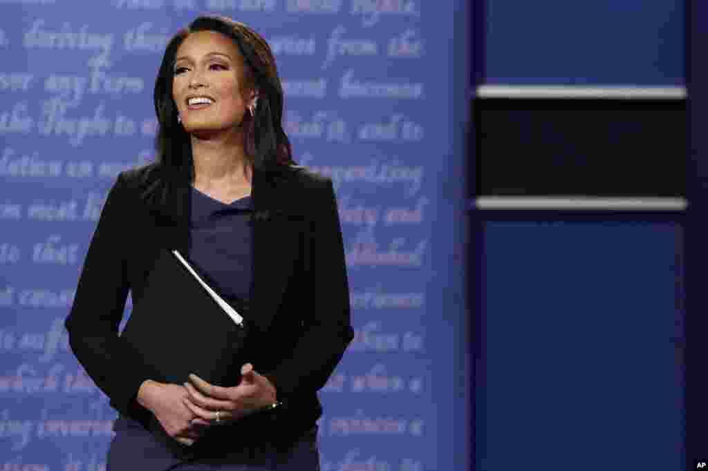 Moderator Elaine Quijano of CBS News addresses the audience before the debate.