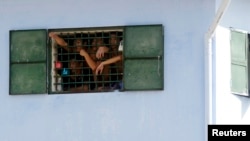 Tù nhân sau song sắt một nhà tù ở ngoại ô Hà Nội.