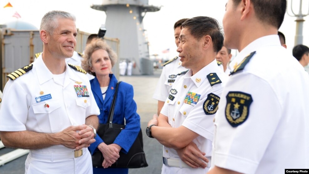 Phó Đô đốc Thẩm Kim Long (thứ hai từ phải sang) trong một lần lên thăm chiến hạm Mỹ USS Blue Ridge hồi năm 2015.