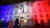 Attaques de Paris : le "huitième" jihadiste traqué, Kerry à Paris