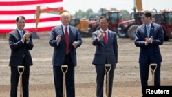 2018年6月28日特朗普總統（左二），富士康創始人兼董事長郭台銘（右二），以及眾議員保羅.瑞安（右）參加富士康科技集團在美國威斯康星州的奠基儀式。