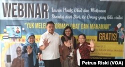 Kepala BB POM Surabaya bersama aktivis Mafindo Surabaya dan Dekan Farmasi UKWMS, sepakat tolak hoaks (foto Petrus Riski-VOA).