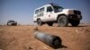 Un véhicule des Nations unies garé devant un engin explosif dans le nord du Darfour au Soudan le 27 mars 2011. (Photo REUTERS/Albert Gonzalez Farran/UNAMID/Handout)