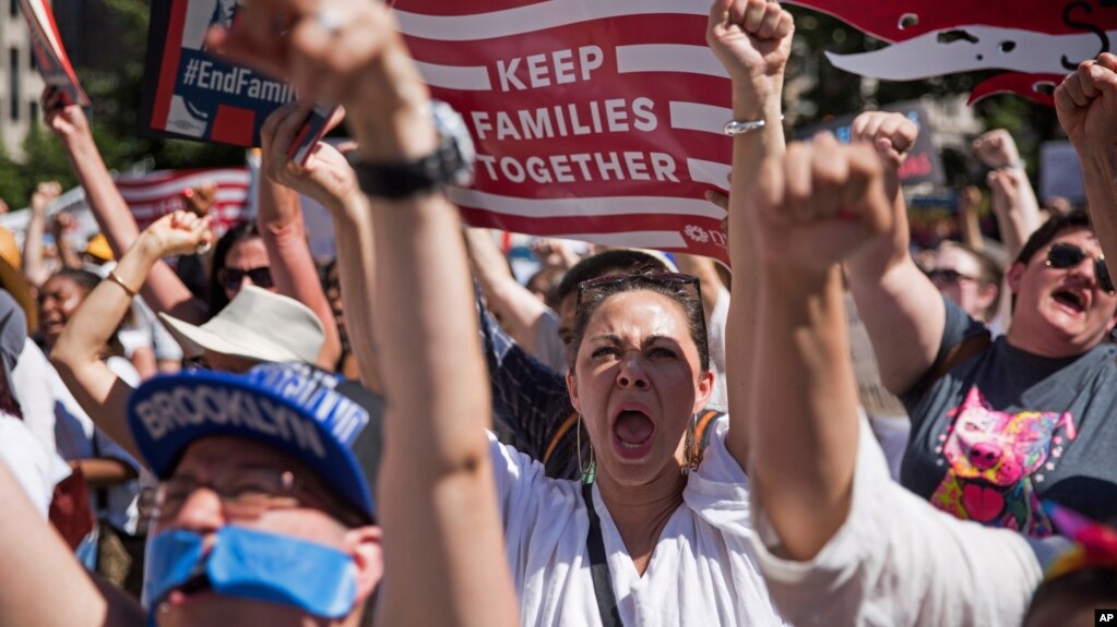 Người biểu tình hô khẩu hiệu phản đối chính sách nhập cư của chính quyền Trump, ngày 30 tháng 6, 2018, ở thành phố New York.