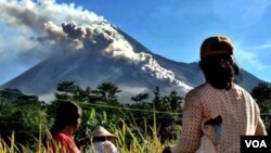 Aktivitas Gunung Merapi bulan November 2010 lalu (foto: dok). 19 gunung berapi di Indonesia berstatus waspada, tiga berstatus siaga dan satu berstatus awas merupakan kondisi yang wajar bagi Indonesia, yang merupakan negara dengan gunung api terbanyak di dunia (127 gunung berapi).