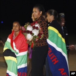 Mme Obama et ses deux filles, à Prétoria, le 20 juin 2011