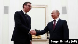 Predsednici Rusije i Srbije Vladimir Putin i Aleksandar Vučić prilikom susreta u Moskvi, 8. maja 2018. (Foto: Sergej Ilnitski/AP)