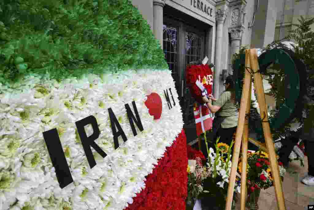 در میان گل های یادبود دهمین سالمرگ مایکل جکسون سلطان پاپ، یک دسته گل با پرچم ایران نیز دیده می شود. عکسی از گردهمایی دوستداران مایکل جکسون در کنار قبر او در کالیفرنیا. 