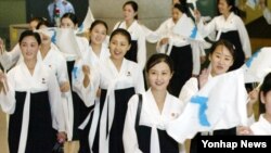 지난 2005년 8월 31일 제16회 아시아 육상 선수권대회에 참석한 북한 응원단이 인천공항을 통해 입국하는 모습.