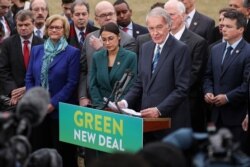 Para anggota Kongres Demokrat mengusulkan kebijakan "Green New Deal" di gedung Capitol, Washington DC (foto: dok).