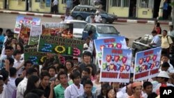 ရန်ကုန်မြို့တွင် ဆန္ဒပြနေကြသူများ။
