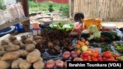 Vente de légumes sur le marché à Abidjan, en Côte d'Ivoire, le 19 juillet 2017. (VOA/Ibrahim Tounkara)