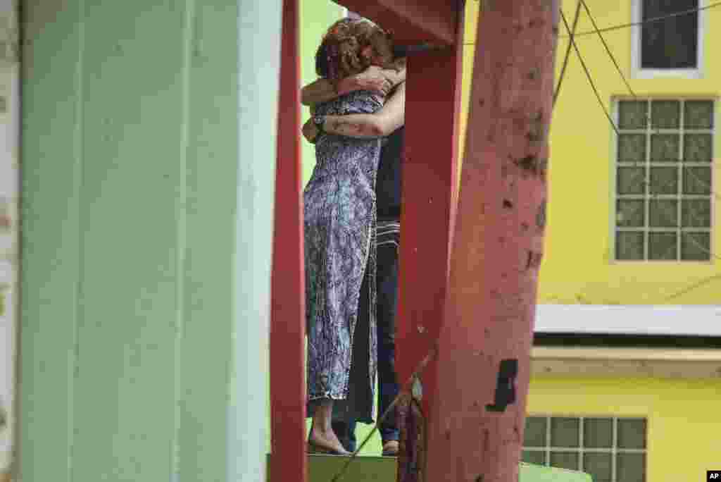Жители общины Ла Перла утешают друг друга посреди разрушений, вызванных ураганом &laquo;Мария&raquo;, Сан-Хуан, Пуэрто-Рико, 25 сентября 2017 года