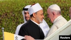 Paus Fransiskus disambut Imam Besar al-Azhar Sheikh Ahmed al-Tayeb di Masjib Besar sheikh Zayed di Abu Dhabi, Uni Emirat Arab, 4 Februari 2019. 
