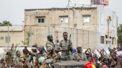 Les manifestants dans la joie au monument de l'indépendance à Bamako