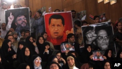 Foto de archivo de 2007 que muestra a estudiantes iraníes con carteles de Hugo Chávez y el secretario general de Hezbolá, Hassan Nasrallah.