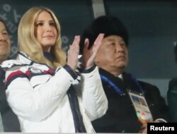 이방카 트럼프 백악관 고문이 25일 평창동계올림픽 폐막식에 미국 대표로 참석했다. 김영철 북한 노동당 중앙위원회 부위원장은 뒷줄에 앉았다.