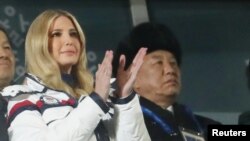 Penasihat Gedung Putih Ivanka Trump menghadiri upacara penutupan Olimpiade Musim Dingin PyeongChang, 25 Februari 2018. Kim Yong-chol, wakil ketua Komite Sentral Partai Pekerja Korea Utara, duduk di barisan belakang. (Foto: dok).