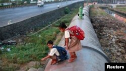 FILE - Children carry school bags on the way to school in Mumbai January 5, 2015. (REUTERS/Danish Siddiqui)