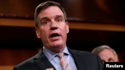 Senator Mark Warner di Gedung Capitol, Washington, D.C., 29 Maret 2017. (Foto: dok).