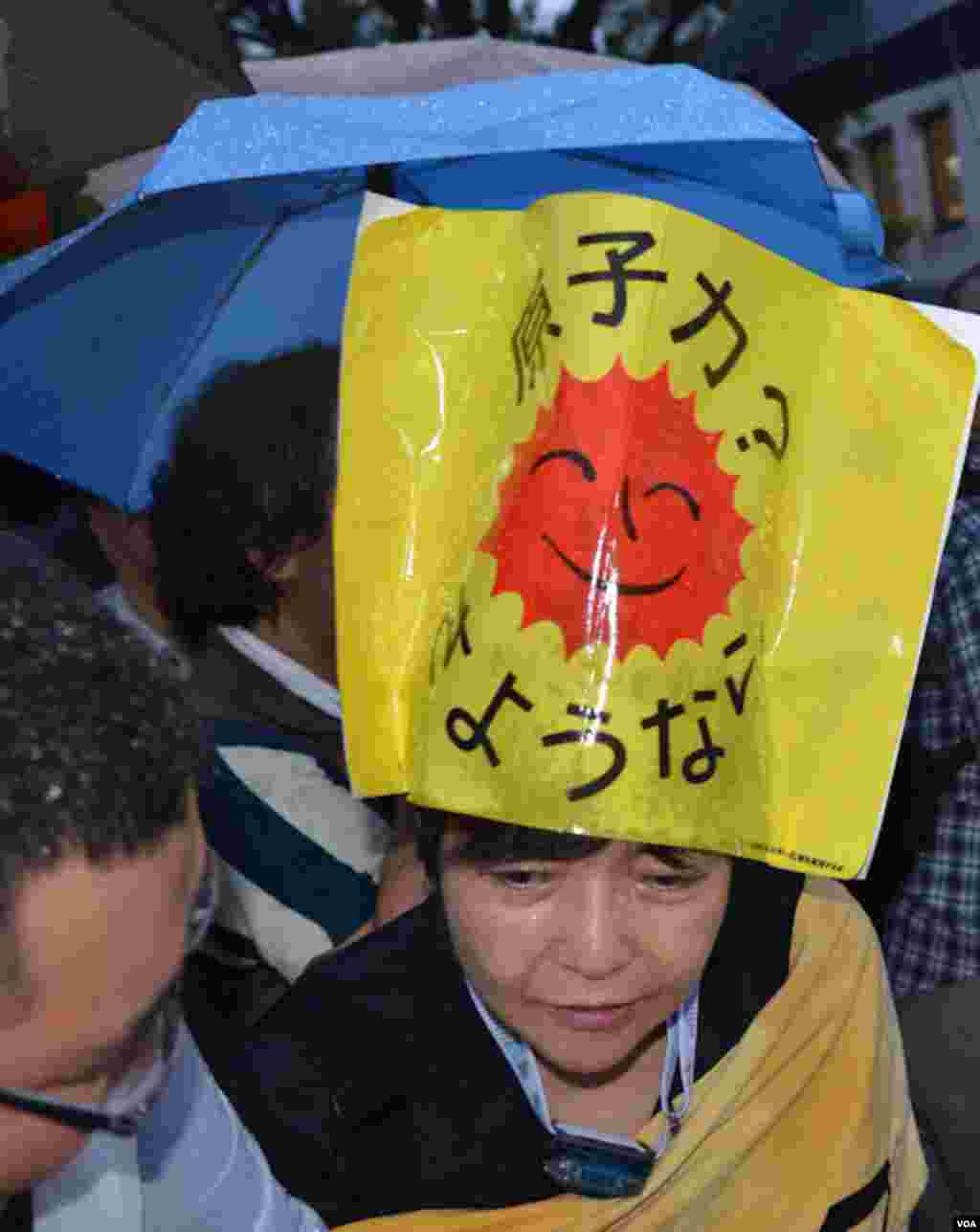 Промоклий протестувальник у Токіо.