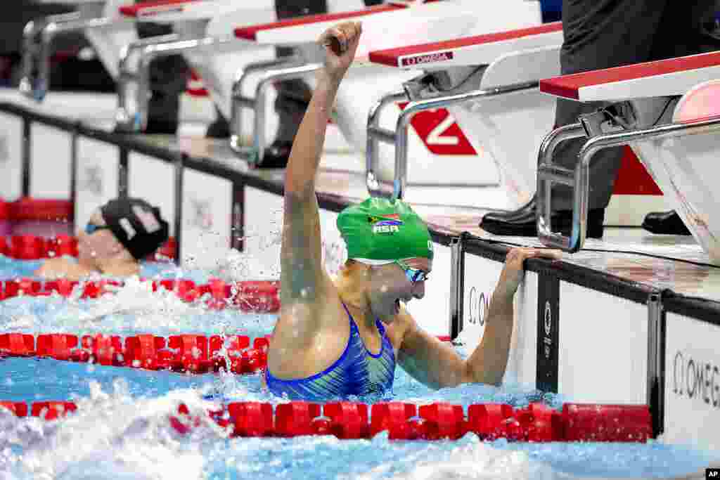 Tatjana Schoenmaker, of South Africa, celebrates after winning the gold medal in the women&#39;s 200-meter breaststroke final at the 2020 Summer Olympics, Friday, July 30, 2021, in Tokyo, Japan. (AP Photo/David Goldman)