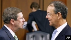 Debt Commission member, Senate Budget Committee Chairman Sen. Kent Conrad (l) and co-chairmen Erskine Bowles, before a meeting of the commission on Capitol Hill in Washington, 01 Dec 2010