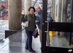 Tourists from China enter Quincy Market in Boston, March 27, 2017. In cities across the country, the American hospitality industry is stepping up efforts to make Chinese visitors feel more welcome.