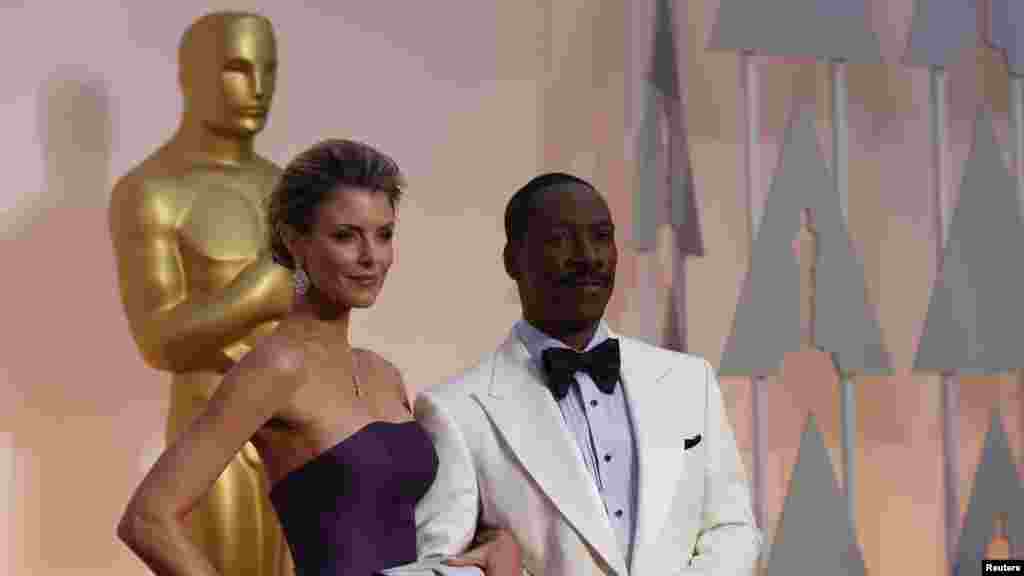 Le comédien Eddie Murphy et Paige Butcher arrivent à la cérémonie des 87e Oscars à Hollywood, California, le 22 février 2015
