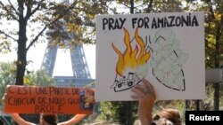 Các thành viên của nhóm Youth for Climate biểu tình bên ngoài Đại sứ quán Brazil ở Paris, Pháp, vì vụ cháy rừng ở Amazon, hôm 23/8. Các lãnh đạo của Đức và Pháp cùng kêu gọi khối G7 tập trung thảo luận thảm họa này tại cuộc họp sắp tới.
