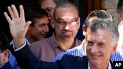 El expresidente argentino Mauricio Macri sale de un tribunal al que fue citado en Dolores, Argentina, el jueves 28 de octubre de 2021.