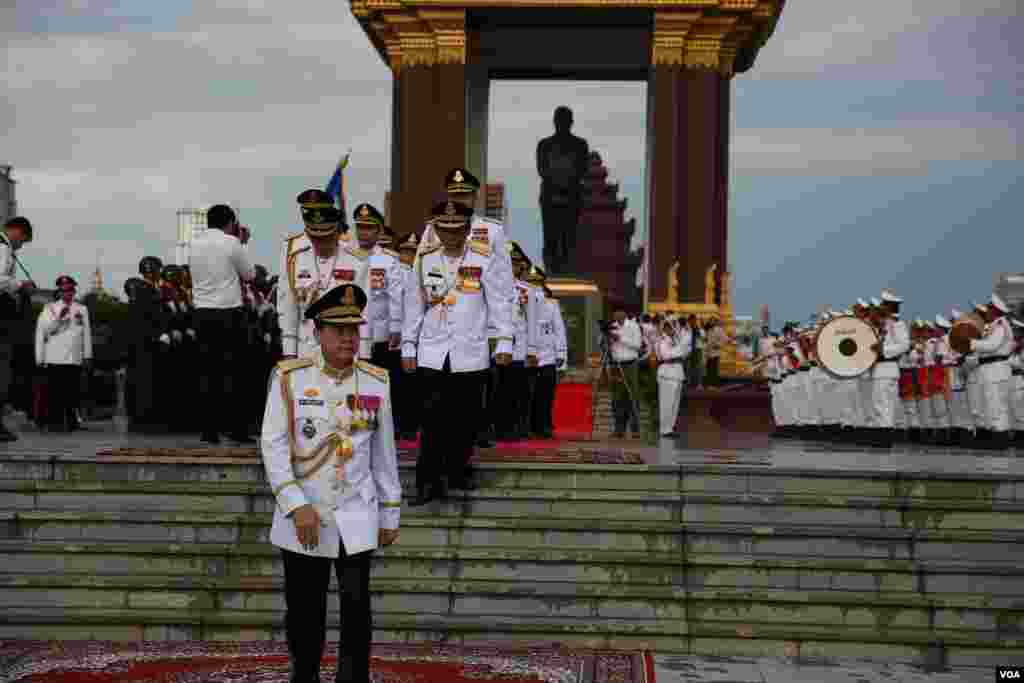 អគ្គស្នងការនគរបាលជាតិ លោកនាយឧត្តមសេនីយ៍នេត សាវឿន ស្ថិតនៅក្នុងពិធីគោរពថ្វាយព្រះវិញ្ញាណក្ខន្ធព្រះករុណាព្រះបាទសម្តេចនរោត្តម សីហនុ ព្រះបរមរដ្ឋនកោដ្ឋ នៅថ្ងៃខួបបីឆ្នាំដែលព្រះអង្គបានសោយទីវង្គត។ កម្មវិធីនេះប្រារព្ធឡើងនៅបូជនីយដ្ឋានតម្កល់រូបសំណាកព្រះបរមរតនកោដ្ឋ នៅលើមហាវិថីសីហនុ នៅរាជធានីភ្នំពេញ នៅព្រឹកថ្ងៃទី១៥ ខែតុលា។ អតីតព្រះមហាក្សត្រព្រះបាទនរោត្តម សីហនុសោយទីវង្គត នៅព្រះជន្ម៨៩ព្រះវស្សា នៅទីក្រុងប៉េកាំងនៃប្រទេសចិន កាលពីថ្ងៃទី១៥ ខែតុលា ឆ្នាំ២០១២។ (ឡេង ឡែន /VOA) 
